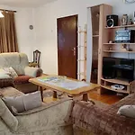 Apartament Sarac