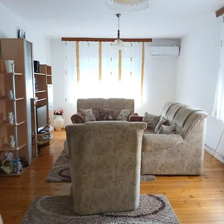 Apartament Sarac